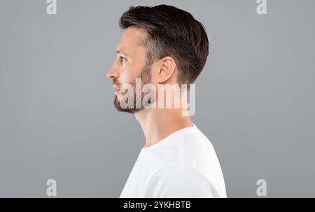 Profilporträt von Mann mittleren Alters auf grauem Hintergrund Stockfoto