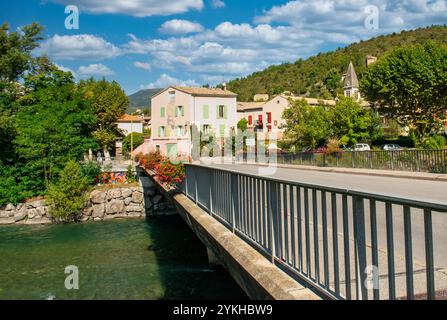 Castellane, Frankreich, liegt am Ufer des Flusses Verdon in den Alpen-de-Haute-Provence an der Kreuzung der Route Napoleon Stockfoto