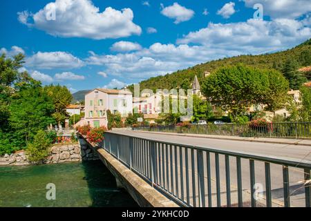 Castellane, Frankreich, liegt am Ufer des Flusses Verdon in den Alpen-de-Haute-Provence an der Kreuzung der Route Napoleon Stockfoto