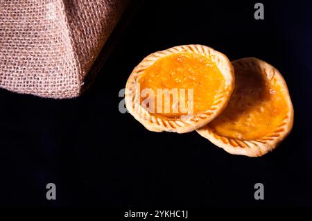 Pie Susu oder Pustard Torts ist ein beliebter Snack aus Bali, Indonesien. Hergestellt aus Mehl, Margarine, Ei, Zucker und Milch. Stockfoto