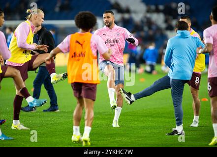 Brighton und Hove Albion gegen Manchester City - Spiel der Premier League im American Express Community Stadium in Brighton. Samstag, 9. November 2024 - Kyle Walker in Manchester City wärmt sich auf, bevor es losgeht. Nur redaktionelle Verwendung. Kein Merchandising. Für Football Images gelten Einschränkungen für FA und Premier League, inc. Keine Internet-/Mobilnutzung ohne FAPL-Lizenz. Weitere Informationen erhalten Sie bei Football Dataco Stockfoto