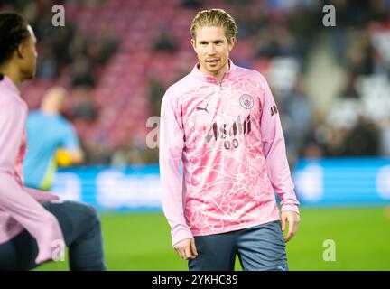 Brighton und Hove Albion gegen Manchester City - Spiel der Premier League im American Express Community Stadium in Brighton. Samstag, 9. November 2024 - Kevin de Bruyne von Manchester City wärmt sich vor dem Auftakt auf. Nur redaktionelle Verwendung. Kein Merchandising. Für Football Images gelten Einschränkungen für FA und Premier League, inc. Keine Internet-/Mobilnutzung ohne FAPL-Lizenz. Weitere Informationen erhalten Sie bei Football Dataco Stockfoto