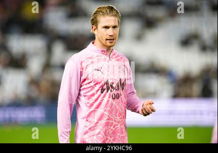 Brighton und Hove Albion gegen Manchester City - Spiel der Premier League im American Express Community Stadium in Brighton. Samstag, 9. November 2024 - Kevin de Bruyne von Manchester City wärmt sich vor dem Auftakt auf. Nur redaktionelle Verwendung. Kein Merchandising. Für Football Images gelten Einschränkungen für FA und Premier League, inc. Keine Internet-/Mobilnutzung ohne FAPL-Lizenz. Weitere Informationen erhalten Sie bei Football Dataco Stockfoto