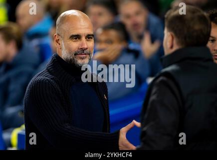 Brighton und Hove Albion gegen Manchester City - Spiel der Premier League im American Express Community Stadium in Brighton. Samstag, 9. November 2024 – Manchester City Manager PEP Guardiola lächelt, während er Brighton-Cheftrainer Fabian Hurzeler vor dem Auftakt die Hand schüttelt. Nur redaktionelle Verwendung. Kein Merchandising. Für Football Images gelten Einschränkungen für FA und Premier League, inc. Keine Internet-/Mobilnutzung ohne FAPL-Lizenz. Weitere Informationen erhalten Sie bei Football Dataco Stockfoto