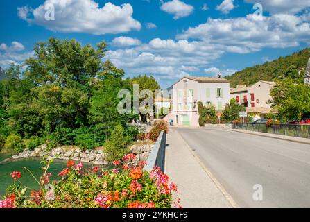 Castellane, Frankreich, liegt am Ufer des Flusses Verdon in den Alpen-de-Haute-Provence an der Kreuzung der Route Napoleon Stockfoto