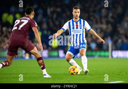 Brighton und Hove Albion gegen Manchester City - Spiel der Premier League im American Express Community Stadium in Brighton. Samstag, 9. November 2024 - Joel Veltman aus Brighton in Aktion während des Spiels. Nur redaktionelle Verwendung. Kein Merchandising. Für Football Images gelten Einschränkungen für FA und Premier League, inc. Keine Internet-/Mobilnutzung ohne FAPL-Lizenz. Weitere Informationen erhalten Sie bei Football Dataco Stockfoto