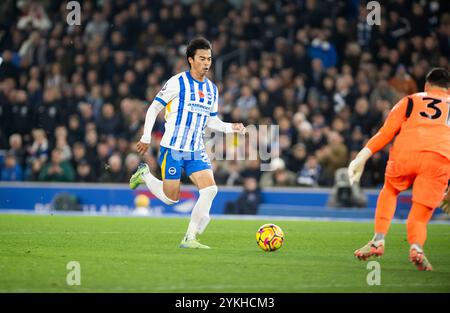 Brighton und Hove Albion gegen Manchester City - Spiel der Premier League im American Express Community Stadium in Brighton. Samstag Samstag, 9. November 2024 - Kaoru Mitoma aus Brighton läuft während des Spiels um ein Tor. Nur redaktionelle Verwendung. Kein Merchandising. Für Football Images gelten Einschränkungen für FA und Premier League, inc. Keine Internet-/Mobilnutzung ohne FAPL-Lizenz. Weitere Informationen erhalten Sie bei Football Dataco Stockfoto