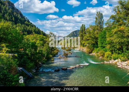 Castellane, Frankreich, liegt am Ufer des Flusses Verdon in den Alpen-de-Haute-Provence an der Kreuzung der Route Napoleon Stockfoto