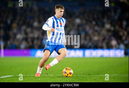 Brighton und Hove Albion gegen Manchester City - Spiel der Premier League im American Express Community Stadium in Brighton. Samstag Samstag, 9. November 2024 - Brajan Gruda aus Brighton mit dem Ball. Nur redaktionelle Verwendung. Kein Merchandising. Für Football Images gelten Einschränkungen für FA und Premier League, inc. Keine Internet-/Mobilnutzung ohne FAPL-Lizenz. Weitere Informationen erhalten Sie bei Football Dataco Stockfoto