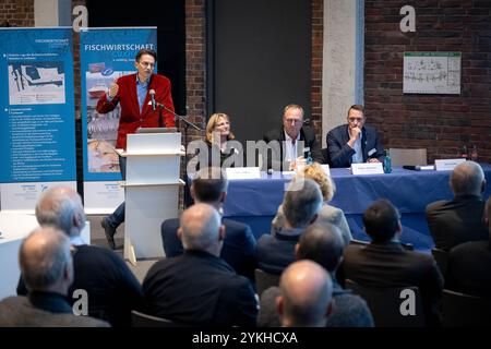 Cuxhaven, Deutschland. November 2024. Tammo Lenger (Bündnis 90/die Grünen) spricht auf der 2. Norddeutschen Fischereikonferenz zum Thema "Bau eines neuen Schneiderprototyps". Thema der Konferenz ist die Sicherung und nachhaltige Entwicklung der deutschen Küstenfischerei. Quelle: Sina Schuldt/dpa/Alamy Live News Stockfoto