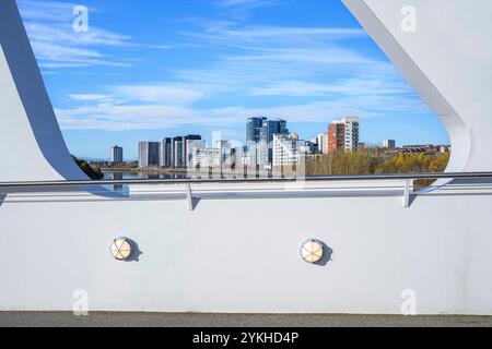 Glasgow Harbour Apartments am Nordufer des Flusses Clyde, Blick von der Govan bis zur Partick Fußgängerbrücke, Glasgow, Schottland, Großbritannien, Europa Stockfoto