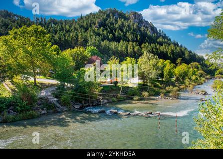 Castellane, Frankreich, liegt am Ufer des Flusses Verdon in den Alpen-de-Haute-Provence an der Kreuzung der Route Napoleon Stockfoto