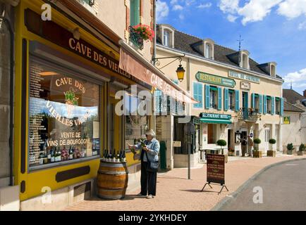 Weinkauf in Frankreich Besucherin stöbern in Flaschen vor dem Weinladen „Cave des Vieilles Vignes“ im Dorf Meursault Burgund Frankreich Stockfoto