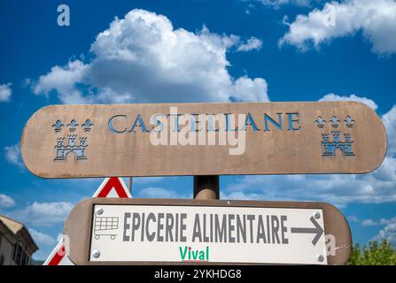 Castellane, Frankreich, liegt in den Alpen-de-Haute-Provence an der Kreuzung der Route Napoleon mit den Routen nach Grasse und Cannes. Stockfoto