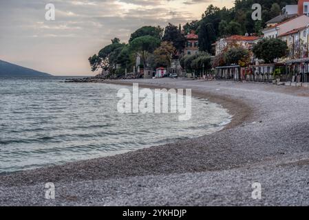 Moscenicka Draga, Kroatien. Es gibt eine kleine Stadt am Ufer des Mittelmeers auf der Rückseite. Stockfoto