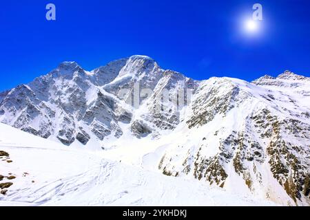 Schöne Aussicht auf die Berge in der Elbrus-Umgebung. Panorama Stockfoto