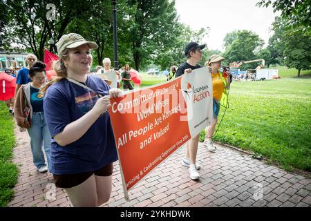 Juli 2024. Boston, MA. Etwa 100 Menschen versammelten sich auf dem Boston Common und marschierten den Beacon Hill zum State House für eine Klimakundgebung, die von organisiert wurde Stockfoto