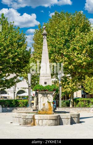 Castellane, Frankreich in den Alpen-de-Haute-Provence, an der Kreuzung der Route Napoleon, liegt der Place Marcel Sauvaire. Stockfoto