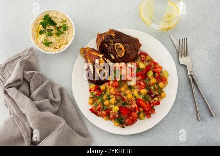 Köstliches herzhaftes Mittag- oder Abendessen, Kichererbseneintopf mit gedünstetem Gemüse, gebratener truthahn und Hummus, gesundes köstliches Essen Stockfoto