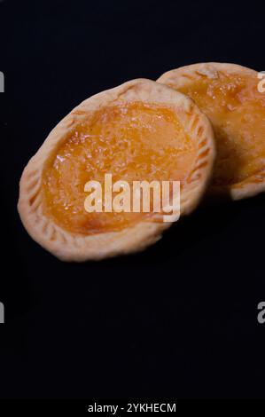 Pie Susu oder Pustard Torts ist ein beliebter Snack aus Bali, Indonesien. Hergestellt aus Mehl, Margarine, Ei, Zucker und Milch. Stockfoto