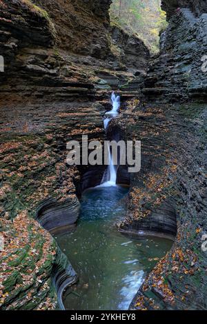 Glen Creek, der durch den Felsen im Watkins Glen State Park in New York ragt Stockfoto