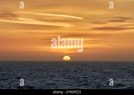 Die Sonne untergeht wunderschön über dem Horizont im Meer. Stockfoto