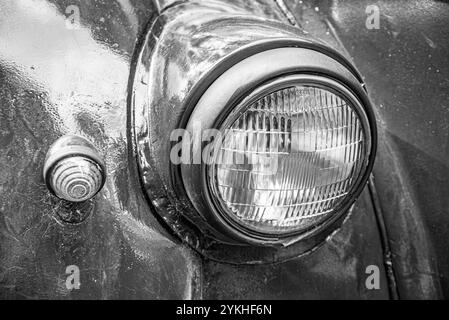 Runder Scheinwerfer eines alten Retro-Autos. Stockfoto