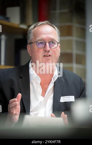 Cuxhaven, Deutschland. November 2024. Uwe Santjer (SPD), Bürgermeister von Cuxhaven, auf einer Pressekonferenz nach der 2. Norddeutschen Fischereikonferenz. Thema der Konferenz ist die Sicherung und nachhaltige Entwicklung der deutschen Küstenfischerei. Quelle: Sina Schuldt/dpa/Alamy Live News Stockfoto