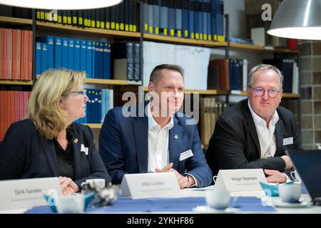 Cuxhaven, Deutschland. November 2024. Hilke Looden, Bürgermeister von Krummhörn, Holger Heymann, Landrat von Wittmund, und Uwe Santjer (SPD), Bürgermeister von Cuxhaven, bei einer Pressekonferenz nach der 2. Norddeutschen Fischereikonferenz. Thema der Konferenz ist die Sicherung und nachhaltige Entwicklung der deutschen Küstenfischerei. Quelle: Sina Schuldt/dpa/Alamy Live News Stockfoto