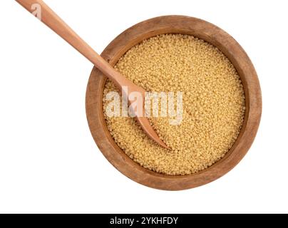Trockener Couscous in Holzschale mit Löffel isoliert auf weißem Hintergrund mit Schneidepfad Stockfoto