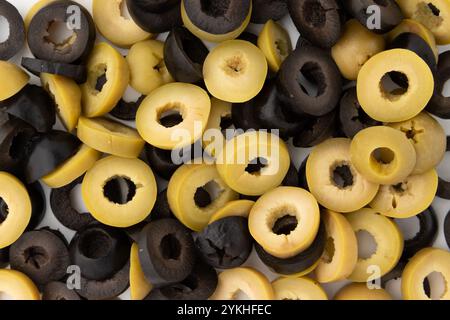 Hintergrund der geschnittenen grünen und schwarzen Oliven, Draufsicht Stockfoto