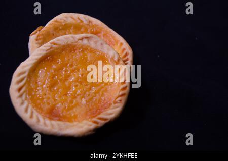 Pie Susu oder Pustard Torts ist ein beliebter Snack aus Bali, Indonesien. Hergestellt aus Mehl, Margarine, Ei, Zucker und Milch. Stockfoto