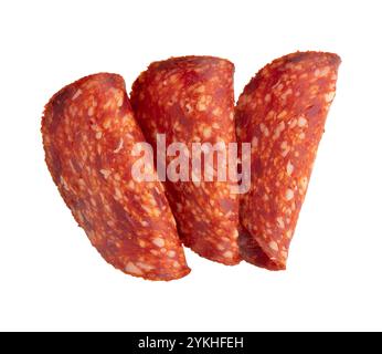 Geräucherte Wurstsalami mit in Stücke geschnittenem Paprika isoliert auf weißem Hintergrund mit Schneidepfad, traditionelle spanische Wurst-Peperoni, Blick von oben, f Stockfoto