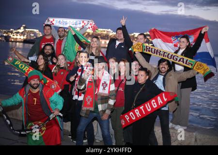 Split, Kroatien. November 2024. Die Fans von Portugal und Kroatien treffen sich in den Straßen von Split, Kroatien, um am 18. November 2024 das Spiel der UEFA Nations League zwischen Kroatien und Portugal zu starten. Foto: Ivo Cagalj/PIXSELL Credit: Pixsell/Alamy Live News Stockfoto