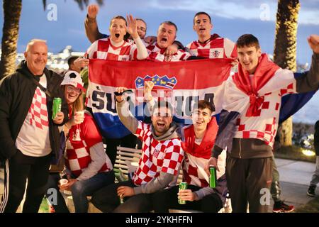 Split, Kroatien. November 2024. Die Fans von Portugal und Kroatien treffen sich in den Straßen von Split, Kroatien, um am 18. November 2024 das Spiel der UEFA Nations League zwischen Kroatien und Portugal zu starten. Foto: Ivo Cagalj/PIXSELL Credit: Pixsell/Alamy Live News Stockfoto