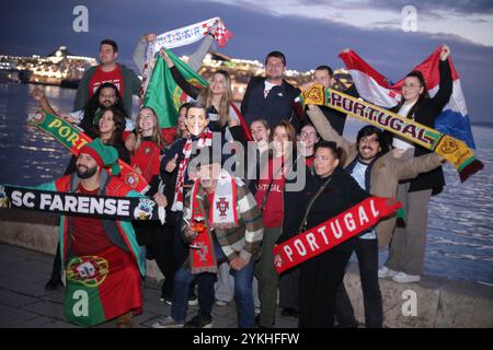 Split, Kroatien. November 2024. Die Fans von Portugal und Kroatien treffen sich in den Straßen von Split, Kroatien, um am 18. November 2024 das Spiel der UEFA Nations League zwischen Kroatien und Portugal zu starten. Foto: Ivo Cagalj/PIXSELL Credit: Pixsell/Alamy Live News Stockfoto