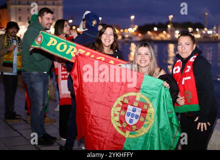 Split, Kroatien. November 2024. Die Fans von Portugal und Kroatien treffen sich in den Straßen von Split, Kroatien, um am 18. November 2024 das Spiel der UEFA Nations League zwischen Kroatien und Portugal zu starten. Foto: Ivo Cagalj/PIXSELL Credit: Pixsell/Alamy Live News Stockfoto