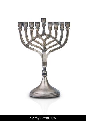 Klassische silberne Vintage Menora auf weißem isoliertem Hintergrund mit Beschneidungspfad. Element für die Konstruktion. Happy Hanukkah Hintergrund. Religionsbild. Stockfoto
