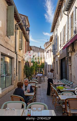 Die Kultur des Cafés außerhalb Frankreichs ist Teil Frankreichs, hier in einer Seitenstraße in Arles, Südfrankreich Stockfoto