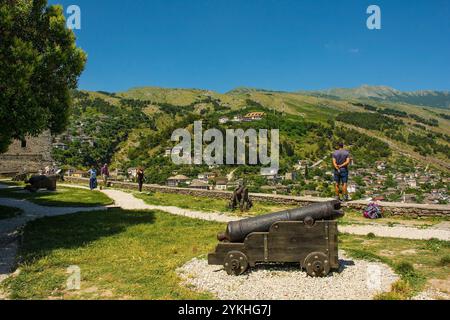 Gjirokaster, Albanien - 4. Juni 2024. Die Ali-Pascha-Kanonen im UNESCO-Weltkulturerbe Gjirokaster Castle, Südalbanien. Stockfoto