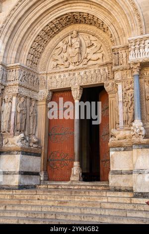 Die primatische Kirche Saint-Trophime in Arles, eine Stadt an der Rhone in der südfranzösischen Provence Stockfoto