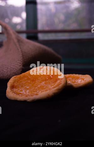 Pie Susu oder Pustard Torts ist ein beliebter Snack aus Bali, Indonesien. Hergestellt aus Mehl, Margarine, Ei, Zucker und Milch. Stockfoto