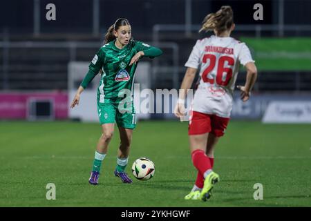 v.li.: Tuana Mahmoud (SV Werder Bremen, 10) am Ball, Einzelbild, Ganzkörper, Aktion, ACTION, SPIELSZENE, MARTYNA WIANKOWSKA (1. FC KÖLN, 26), DIE DFB-RICHTLINIEN UNTERSAGEN JEGLICHE NUTZUNG VON FOTOS ALS SEQUENZBILDER UND/ODER VIDEOÄHNLICHE FOTOSTRECKEN. DFB-VORSCHRIFTEN VERBIETEN JEDE VERWENDUNG VON FOTOGRAFIEN ALS BILDSEQUENZEN UND/ODER QUASI-VIDEO., 18.11.2024, Köln (Deutschland), Fussball, Google Pixel Frauen-Bundesliga, 1. FC Köln - SV Werder Bremen Stockfoto