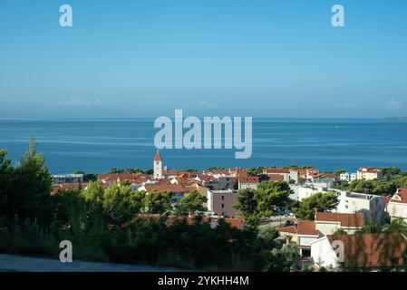 Panoramablick auf die Küstenstadt Brela, Kroatien, mit azurblauem Wasser der Adria im Hintergrund Stockfoto