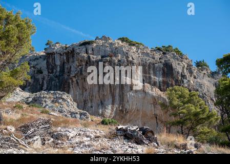 Majestätischer Blick auf die Berge rund um die Makarska Region, Kroatien, mit atemberaubenden Naturlandschaften Stockfoto