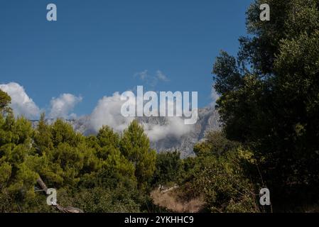 Majestätischer Blick auf die Berge rund um die Makarska Region, Kroatien, mit atemberaubenden Naturlandschaften Stockfoto