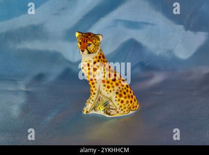 Royal Crown Derby. Porzellan Cheetah Cub Figur. Aufrecht sitzen Stockfoto