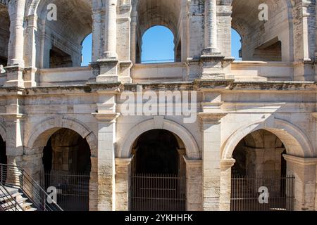 Das römische Amphitheater wurde im 1. Jahrhundert in Arles, einer Stadt an der Rhone in der südfranzösischen Provence, erbaut Stockfoto