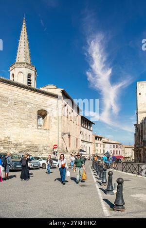 Die Kirche Eglise Couvent des Cordeliers im Hintergrund in Arles, einer Stadt an der Rhone in der südfranzösischen Provence Stockfoto