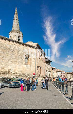 Die Kirche Eglise Couvent des Cordeliers im Hintergrund in Arles, einer Stadt an der Rhone in der südfranzösischen Provence Stockfoto